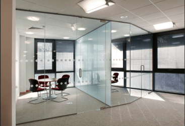 القواطع الزجاجية للمكاتب وغرف الاجتماعات